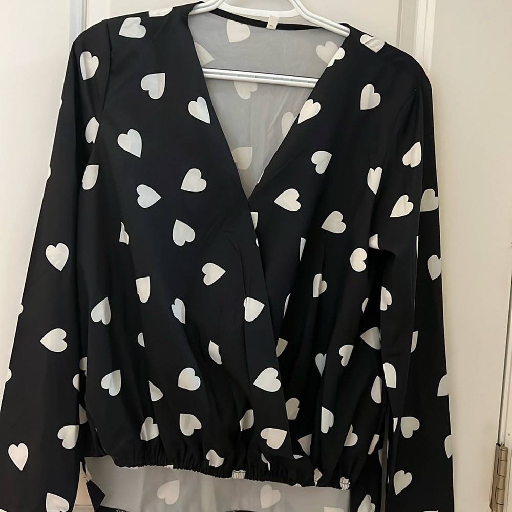 Blouse with white hearts on black small